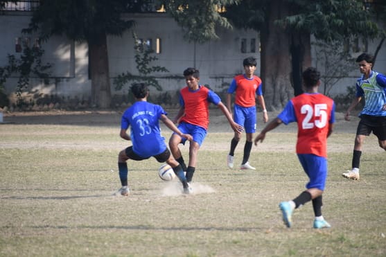 फुटबॉल प्रतियोगिता के दौरान हुए मुकाबले में भिड़ते खिलाड़ी। फुटबॉल प्रतियोगिता के दौरान हुए मुकाबले में भिड़ते खिलाड़ी।