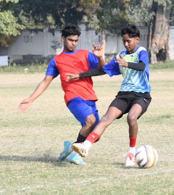 फुटबॉल प्रतियोगिता के दौरान हुए मुकाबले में भिड़ते खिलाड़ी। फुटबॉल प्रतियोगिता के दौरान हुए मुकाबले में भिड़ते खिलाड़ी।