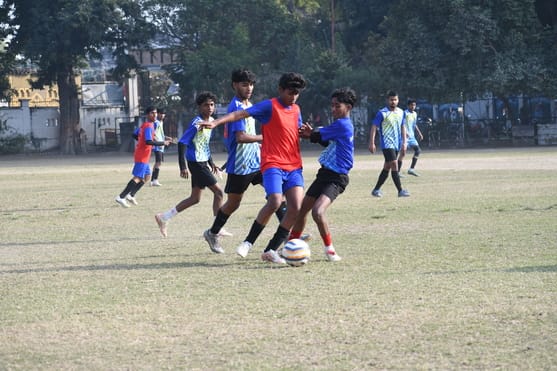 फुटबॉल प्रतियोगिता के दौरान हुए मुकाबले में भिड़ते खिलाड़ी। फुटबॉल प्रतियोगिता के दौरान हुए मुकाबले में भिड़ते खिलाड़ी।