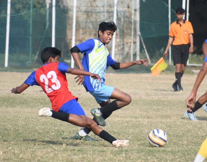 फुटबॉल प्रतियोगिता के दौरान हुए मुकाबले में भिड़ते खिलाड़ी। फुटबॉल प्रतियोगिता के दौरान हुए मुकाबले में भिड़ते खिलाड़ी।