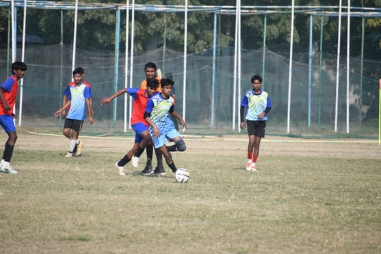 फुटबॉल प्रतियोगिता के दौरान हुए मुकाबले में भिड़ते खिलाड़ी। फुटबॉल प्रतियोगिता के दौरान हुए मुकाबले में भिड़ते खिलाड़ी।