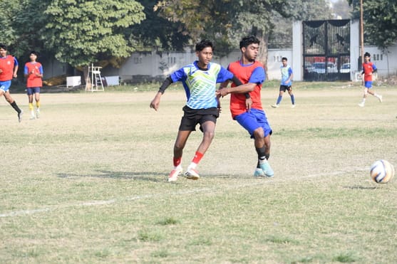 फुटबॉल प्रतियोगिता के दौरान हुए मुकाबले में भिड़ते खिलाड़ी। फुटबॉल प्रतियोगिता के दौरान हुए मुकाबले में भिड़ते खिलाड़ी।