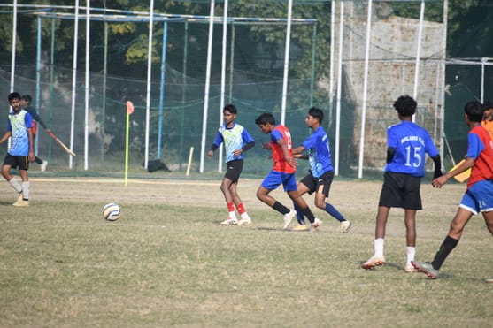 फुटबॉल प्रतियोगिता के दौरान हुए मुकाबले में भिड़ते खिलाड़ी। फुटबॉल प्रतियोगिता के दौरान हुए मुकाबले में भिड़ते खिलाड़ी।