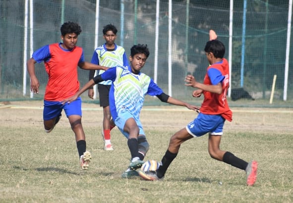 फुटबॉल प्रतियोगिता के दौरान हुए मुकाबले में भिड़ते खिलाड़ी। फुटबॉल प्रतियोगिता के दौरान हुए मुकाबले में भिड़ते खिलाड़ी।