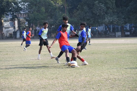 फुटबॉल प्रतियोगिता के दौरान हुए मुकाबले में भिड़ते खिलाड़ी। फुटबॉल प्रतियोगिता के दौरान हुए मुकाबले में भिड़ते खिलाड़ी।