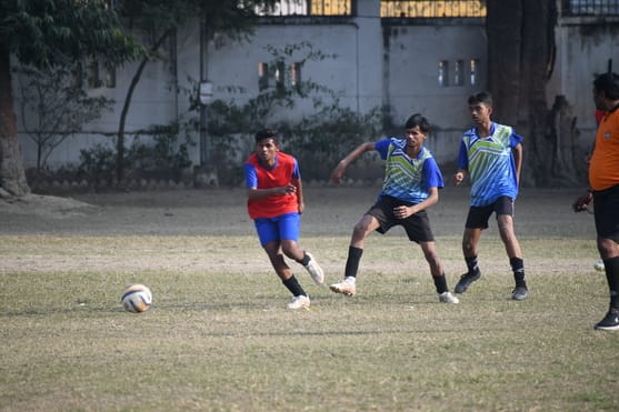 फुटबॉल प्रतियोगिता के दौरान हुए मुकाबले में भिड़ते खिलाड़ी। फुटबॉल प्रतियोगिता के दौरान हुए मुकाबले में भिड़ते खिलाड़ी।