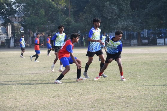 फुटबॉल प्रतियोगिता के दौरान हुए मुकाबले में भिड़ते खिलाड़ी। फुटबॉल प्रतियोगिता के दौरान हुए मुकाबले में भिड़ते खिलाड़ी।