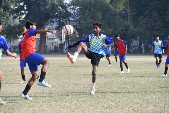 फुटबॉल प्रतियोगिता के दौरान हुए मुकाबले में भिड़ते खिलाड़ी। फुटबॉल प्रतियोगिता के दौरान हुए मुकाबले में भिड़ते खिलाड़ी।