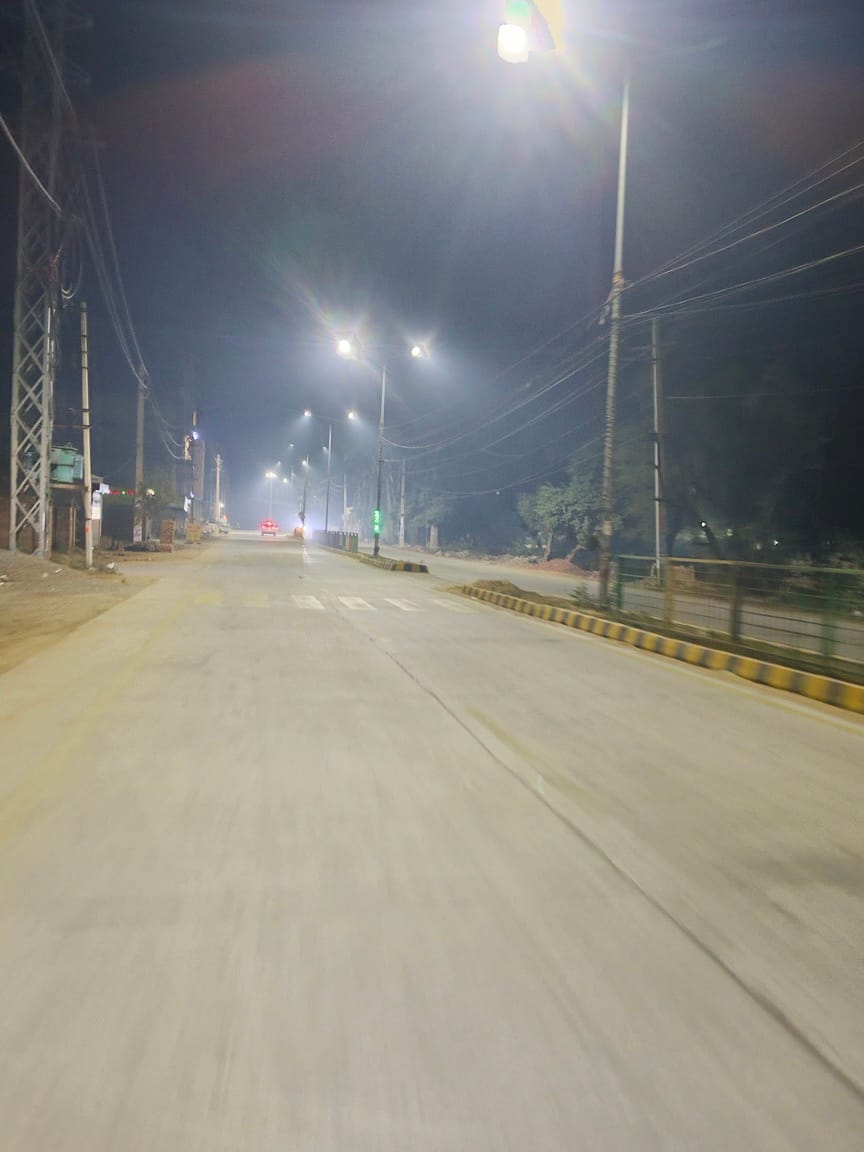 फतेहाबाद के मॉडल टाउन में टूटी हुई सड़क