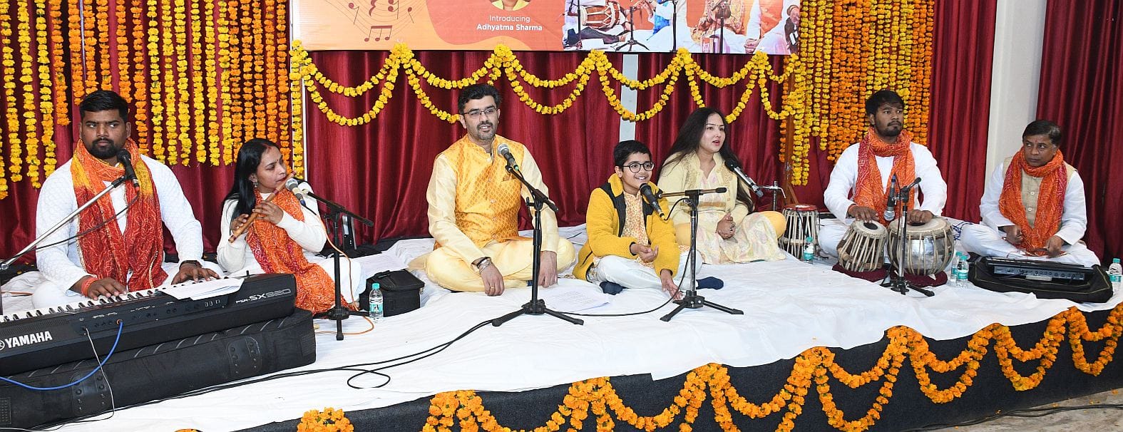 गोमतीनगर के विपुलखंड सि्थत स्मृति भवन में शनिवार को फोकटेल्स स्टूडियो की ओर से भजन संध्या का आय गोमतीनगर के विपुलखंड सि्थत स्मृति भवन में शनिवार को फोकटेल्स स्टूडियो की ओर से भजन संध्या का आय