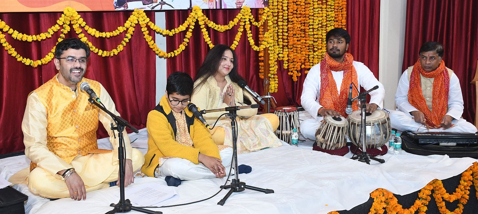गोमतीनगर के विपुलखंड सि्थत स्मृति भवन में शनिवार को फोकटेल्स स्टूडियो की ओर से भजन संध्या का आय गोमतीनगर के विपुलखंड सि्थत स्मृति भवन में शनिवार को फोकटेल्स स्टूडियो की ओर से भजन संध्या का आय