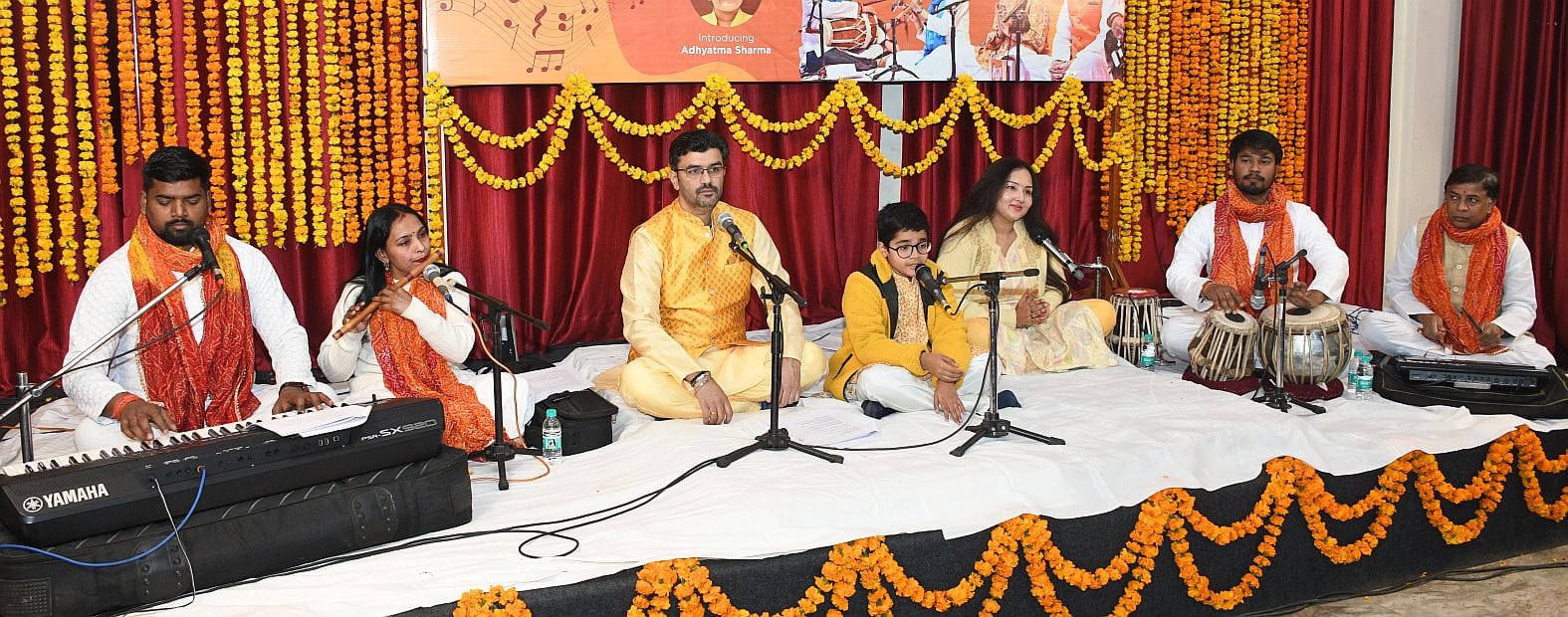 गोमतीनगर के विपुलखंड सि्थत स्मृति भवन में शनिवार को फोकटेल्स स्टूडियो की ओर से भजन संध्या का आय गोमतीनगर के विपुलखंड सि्थत स्मृति भवन में शनिवार को फोकटेल्स स्टूडियो की ओर से भजन संध्या का आय