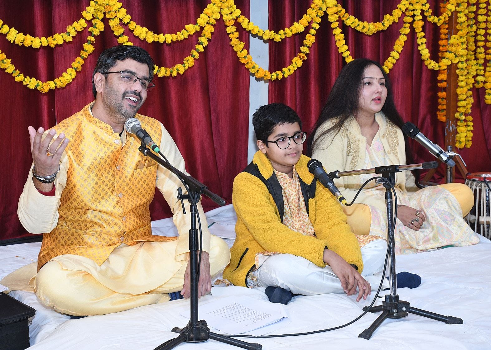गोमतीनगर के विपुलखंड सि्थत स्मृति भवन में शनिवार को फोकटेल्स स्टूडियो की ओर से भजन संध्या का आय गोमतीनगर के विपुलखंड सि्थत स्मृति भवन में शनिवार को फोकटेल्स स्टूडियो की ओर से भजन संध्या का आय