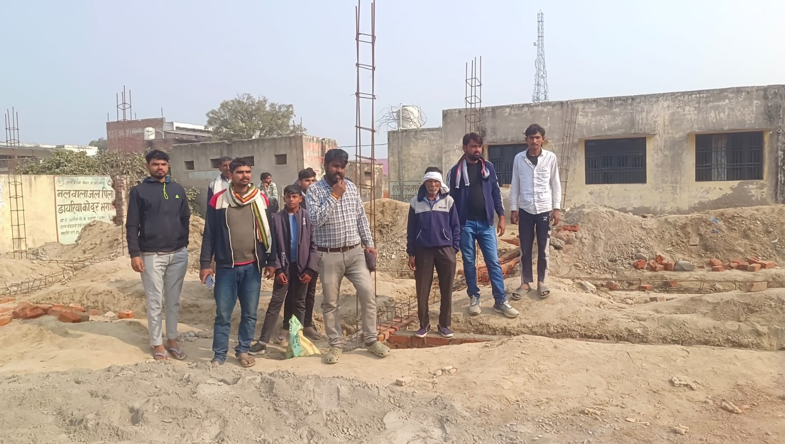 ग्रामीणों ने विद्यालय के नव निर्माण में घटिया सामग्री का प्रयोग होने पर काम रुकवाया ग्रामीणों ने विद्यालय के नव निर्माण में घटिया सामग्री का प्रयोग होने पर काम रुकवाया