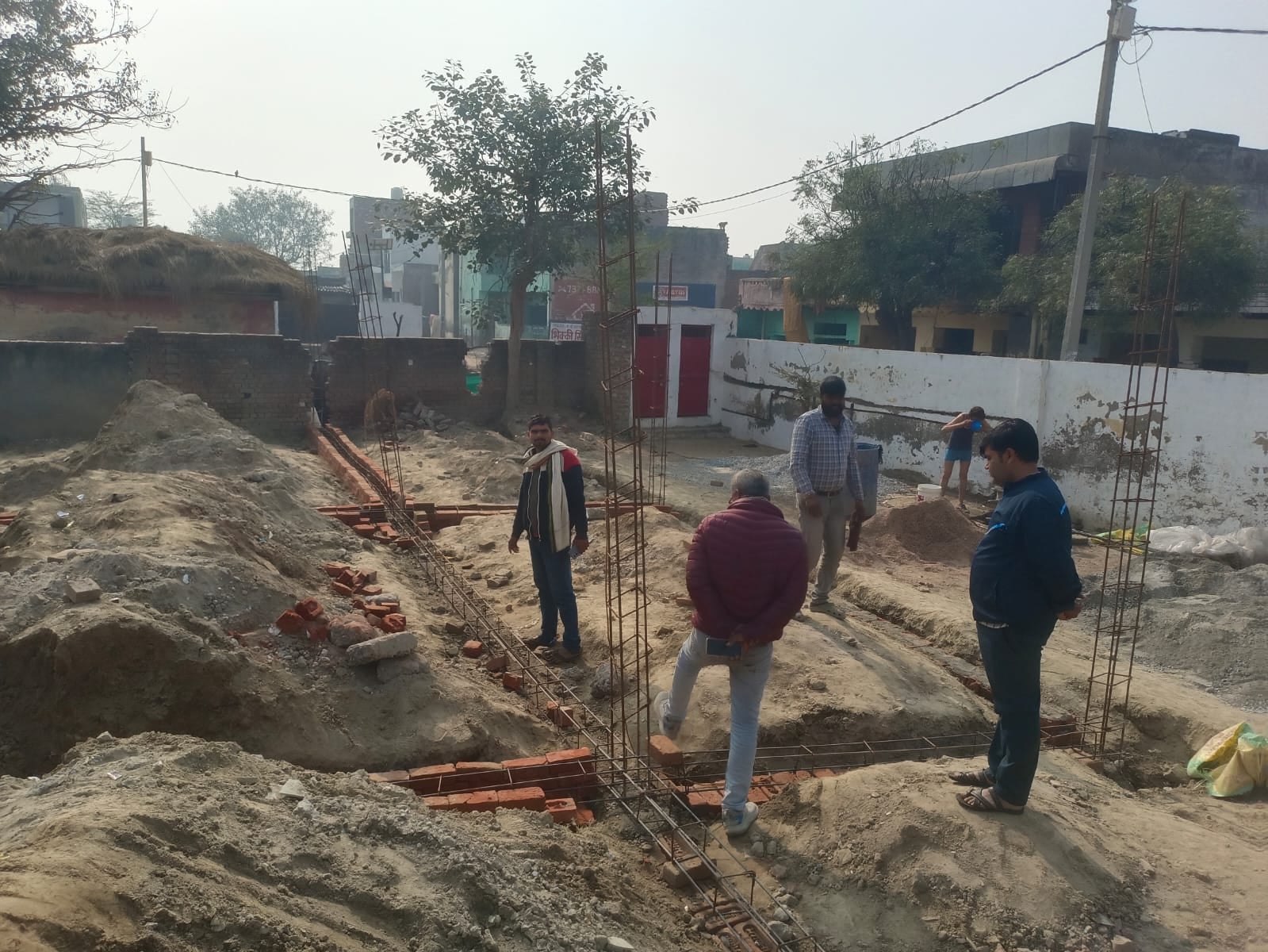 ग्रामीणों ने विद्यालय के नव निर्माण में घटिया सामग्री का प्रयोग होने पर काम रुकवाया ग्रामीणों ने विद्यालय के नव निर्माण में घटिया सामग्री का प्रयोग होने पर काम रुकवाया