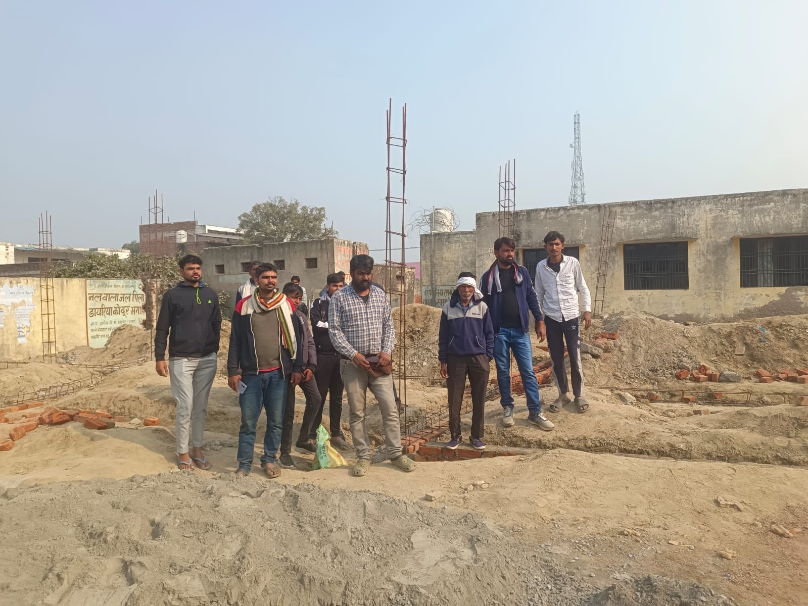 ग्रामीणों ने विद्यालय के नव निर्माण में घटिया सामग्री का प्रयोग होने पर काम रुकवाया ग्रामीणों ने विद्यालय के नव निर्माण में घटिया सामग्री का प्रयोग होने पर काम रुकवाया