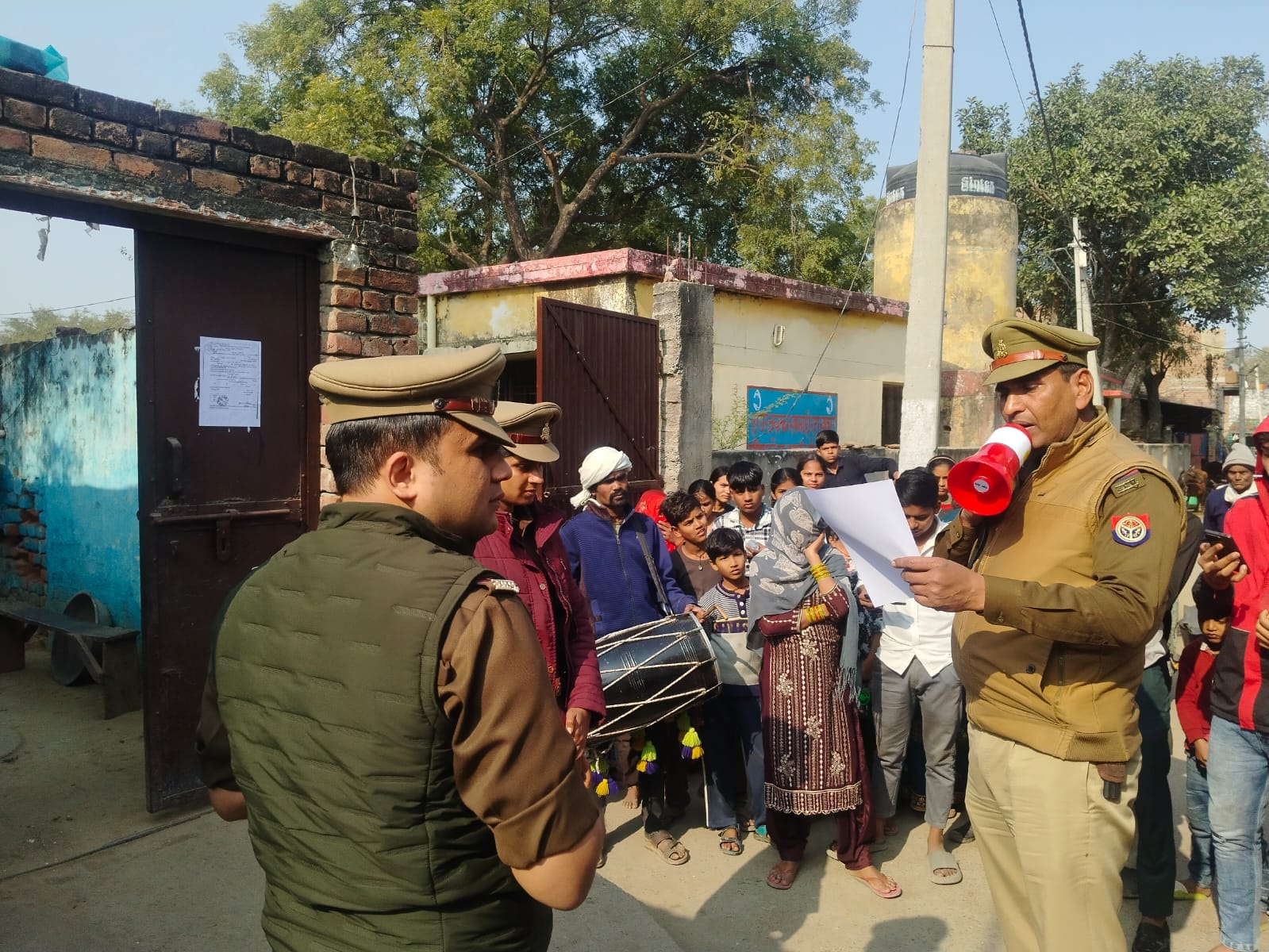 हत्या के मामले में वांछित आरोपी घर पर 84 बीएनएस की कार्रवाई करते हुए पुलिस हत्या के मामले में वांछित आरोपी घर पर 84 बीएनएस की कार्रवाई करते हुए पुलिस