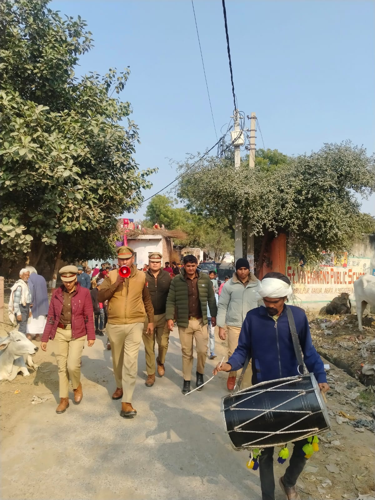 हत्या के मामले में वांछित आरोपी घर पर 84 बीएनएस की कार्रवाई करते हुए पुलिस हत्या के मामले में वांछित आरोपी घर पर 84 बीएनएस की कार्रवाई करते हुए पुलिस