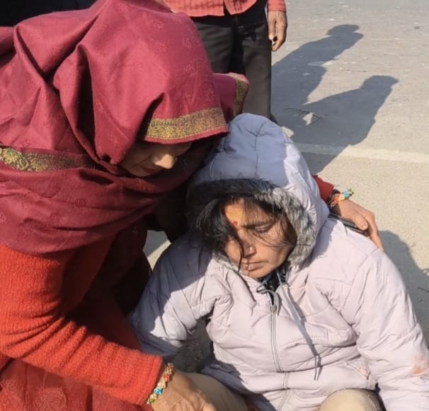 हादसे के बाद घटना स्थल पर लगी लोगों की भीड़- संवाद