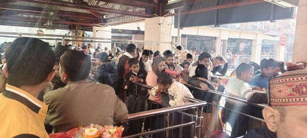 ज्वालामुखी मंदिर में रविवार को  लाइनों में लगे श्रद्धालु । संवाद