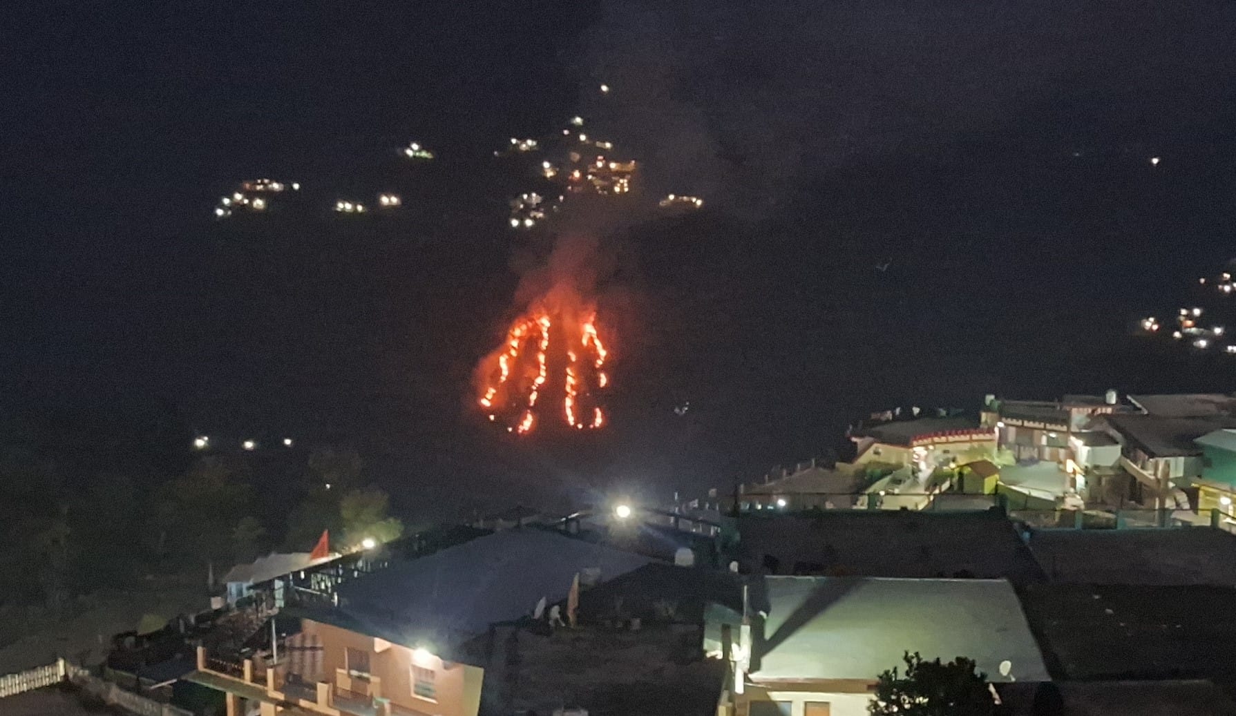 ज्योतिर्मठ में भ्यूंडार व पुलना के जंगलों में भड़की आग से निकलता धुआं। स्रोत: जागरुक पाठक