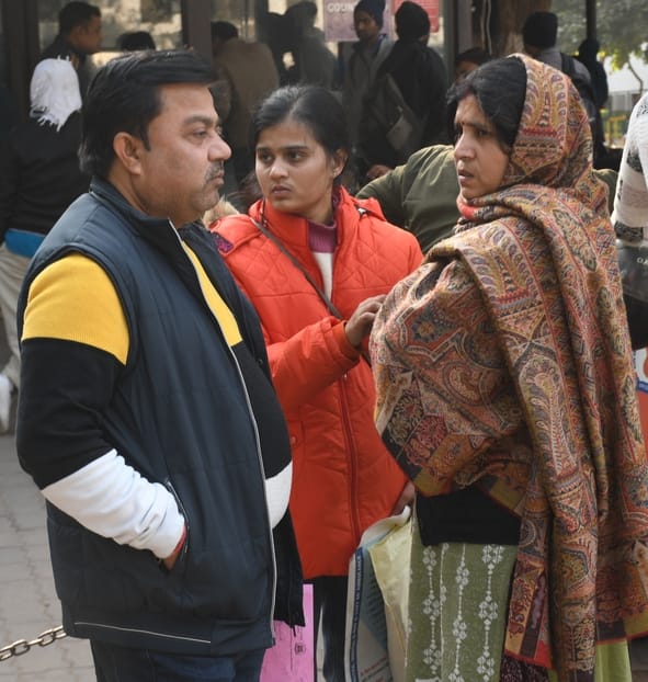 केजीएमयू के एचआरएफ काउंटर पर नहीं मिली दवाएं।