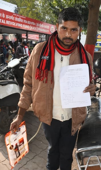केजीएमयू के एचआरएफ काउंटर पर नहीं मिली दवाएं।