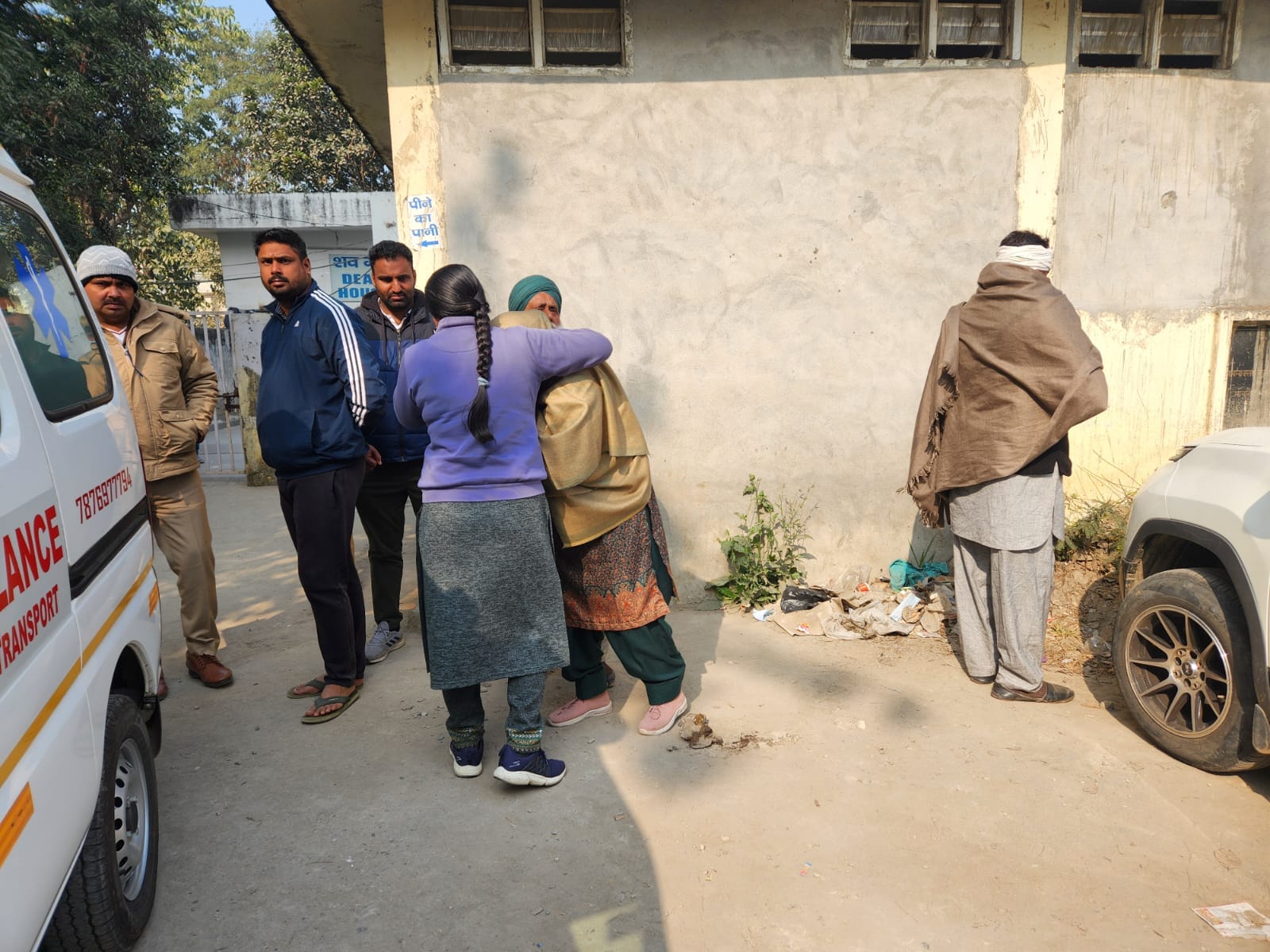 कुरुक्षेत्र। मोर्चरी के बाहर विपाल करती मृतक एसपीओ मनप्रीत की मां व अन्य परिजन। संवाद