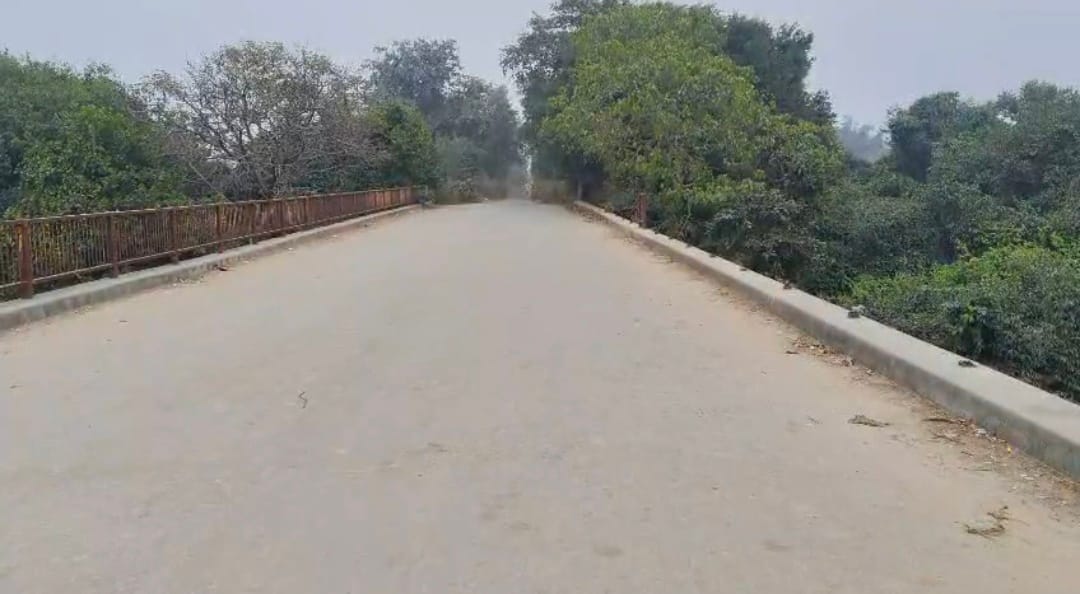 खलीलाबाद के चकदही के पास पुलिया की टूटी रेलिंग-संवाद
