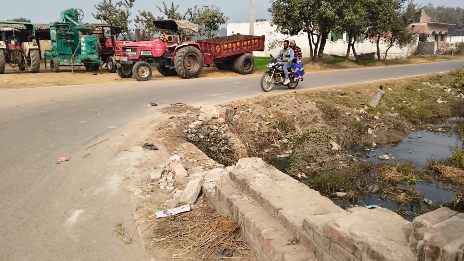 खलीलाबाद के चकदही के पास पुलिया की टूटी रेलिंग-संवाद
