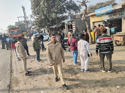 लाडवा। बाजारों व सड़कों से अतिक्रमण हटाते नपा कर्मचारी। संवाद