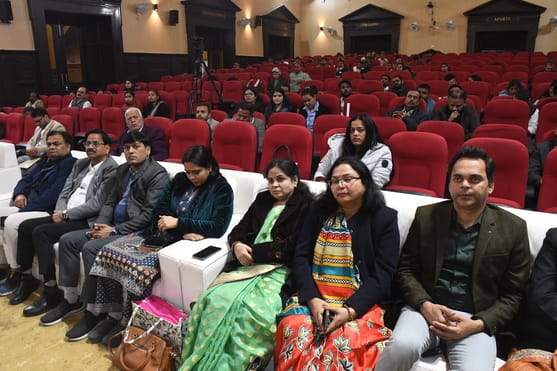 लखनऊ विश्वविद्यालय में प्रवासी भारतीय दिवस व विश्व हिंदी दिवस के मौके पर हुई गोष्ठी। लखनऊ विश्वविद्यालय में प्रवासी भारतीय दिवस व विश्व हिंदी दिवस के मौके पर हुई गोष्ठी।