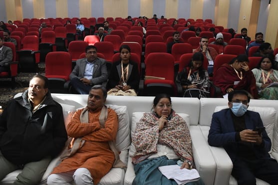 लखनऊ विश्वविद्यालय में प्रवासी भारतीय दिवस व विश्व हिंदी दिवस के मौके पर हुई गोष्ठी। लखनऊ विश्वविद्यालय में प्रवासी भारतीय दिवस व विश्व हिंदी दिवस के मौके पर हुई गोष्ठी।