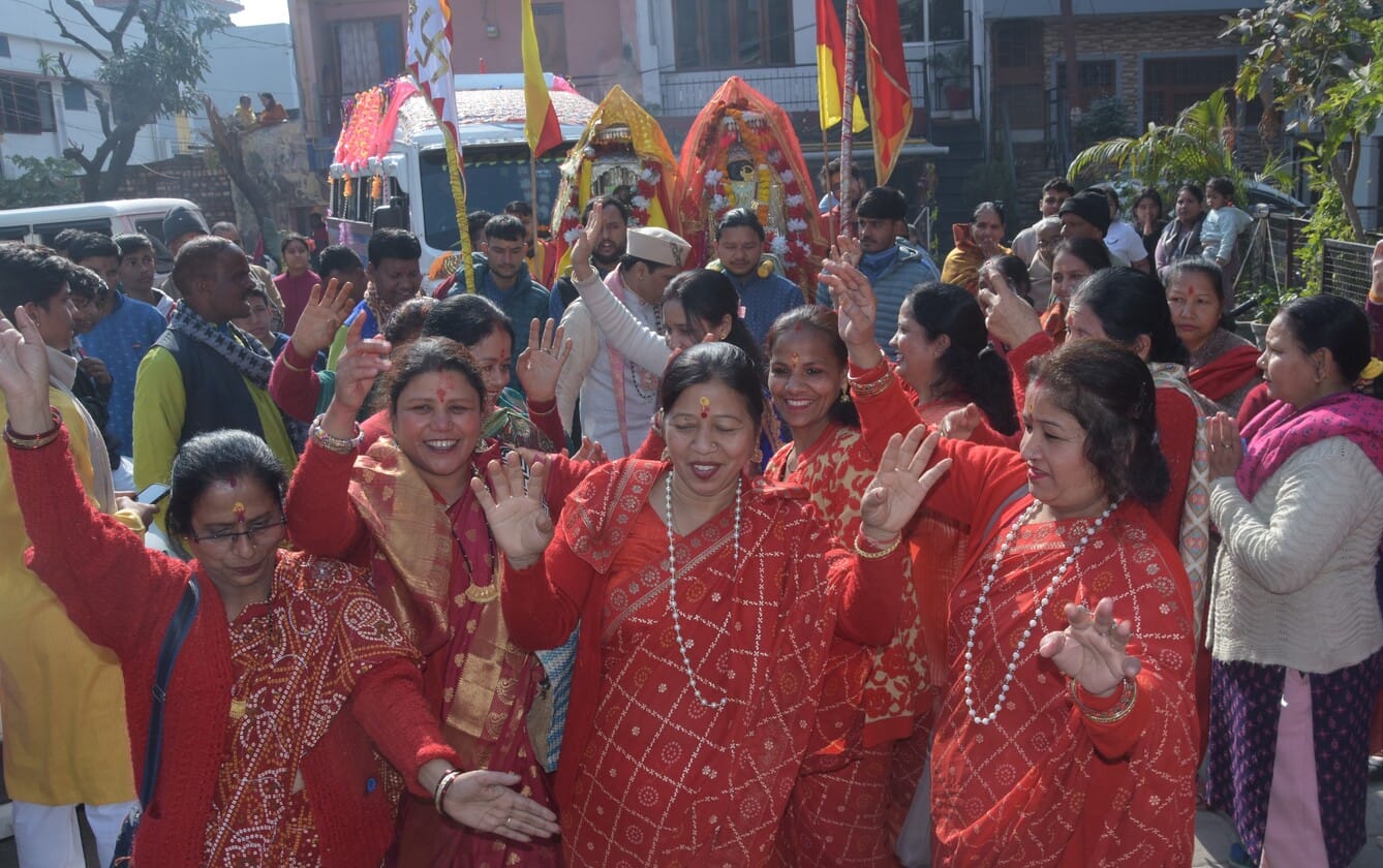मां धारी देवी की देवडोली के विभिन्न राज्यों के भ्रमण के लिए डोली को लेकर जाते हुए मां के जयकाए मां धारी देवी की देवडोली के विभिन्न राज्यों के भ्रमण के लिए डोली को लेकर जाते हुए मां के जयकाए