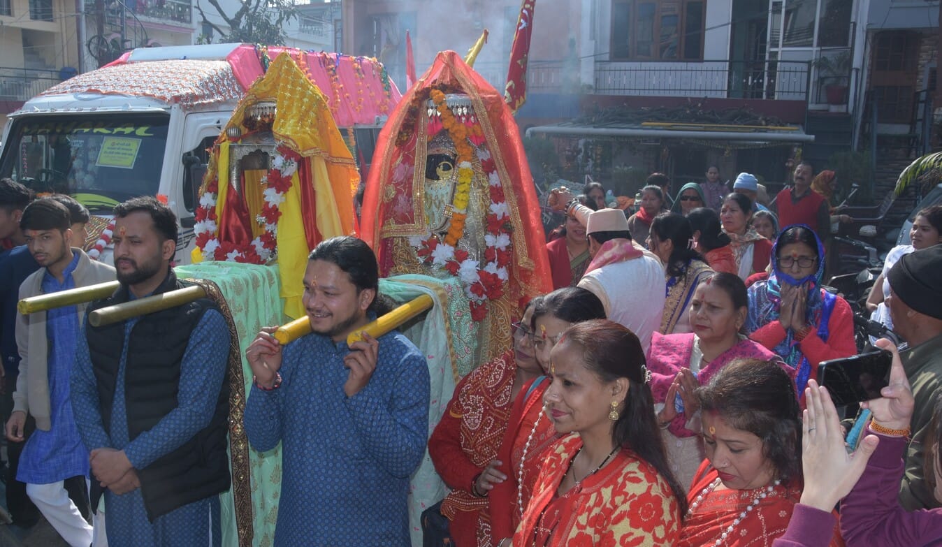 मां धारी देवी की देवडोली के विभिन्न राज्यों के भ्रमण के लिए डोली को लेकर जाते हुए मां के जयकाए मां धारी देवी की देवडोली के विभिन्न राज्यों के भ्रमण के लिए डोली को लेकर जाते हुए मां के जयकाए