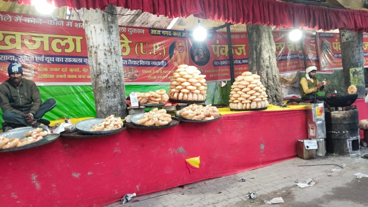 मकर संक्रांति को लेकर कबीर चौरा पर लगा झूला-संवाद