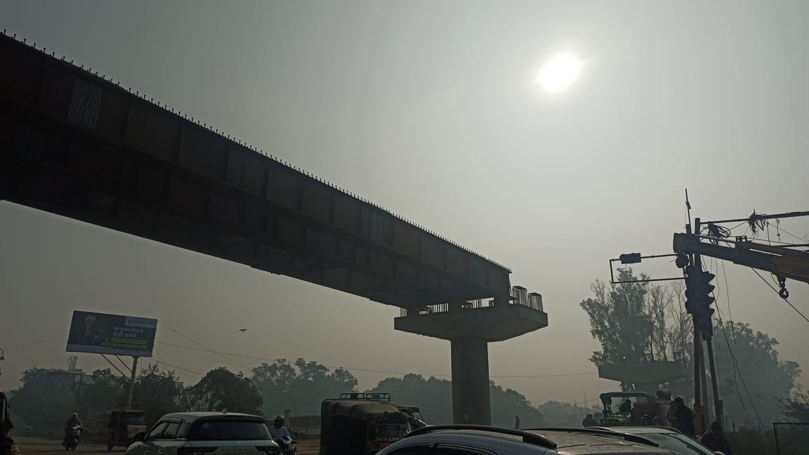 पानीपत-जींद रोड पर असंध नाके पर बीच सड़क में लगाई जेसीबी। संवाद