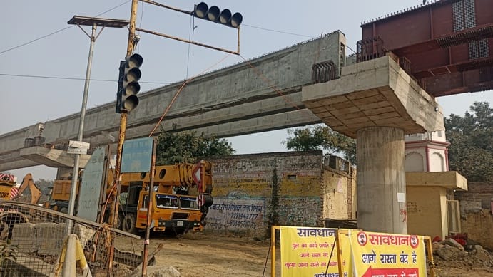 पानीपत-जींद रोड पर असंध नाके पर बीच सड़क में लगाई जेसीबी। संवाद