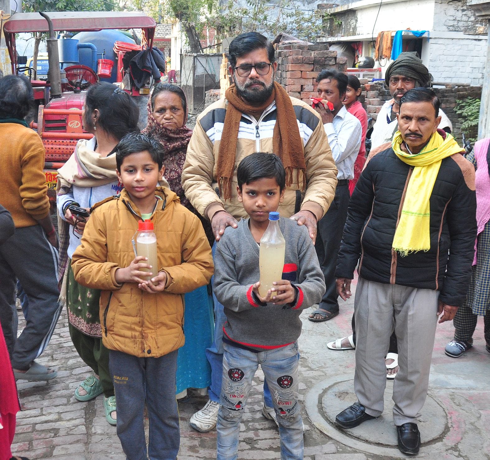 प्रदर्शन करते लोग और सफाई के लिए पहुंची जलकल टीम। प्रदर्शन करते लोग और सफाई के लिए पहुंची जलकल टीम।