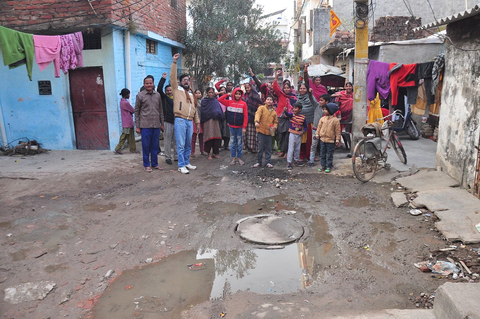 प्रदर्शन करते लोग और सफाई के लिए पहुंची जलकल टीम। प्रदर्शन करते लोग और सफाई के लिए पहुंची जलकल टीम।