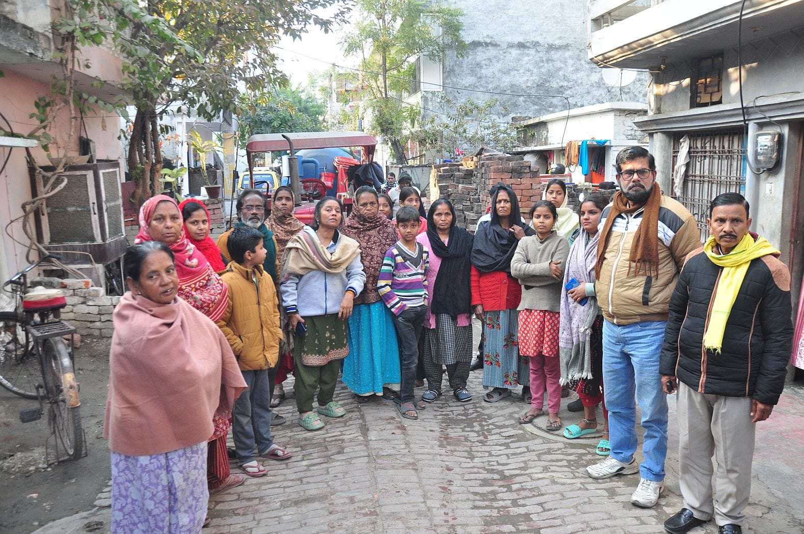 प्रदर्शन करते लोग और सफाई के लिए पहुंची जलकल टीम। प्रदर्शन करते लोग और सफाई के लिए पहुंची जलकल टीम।