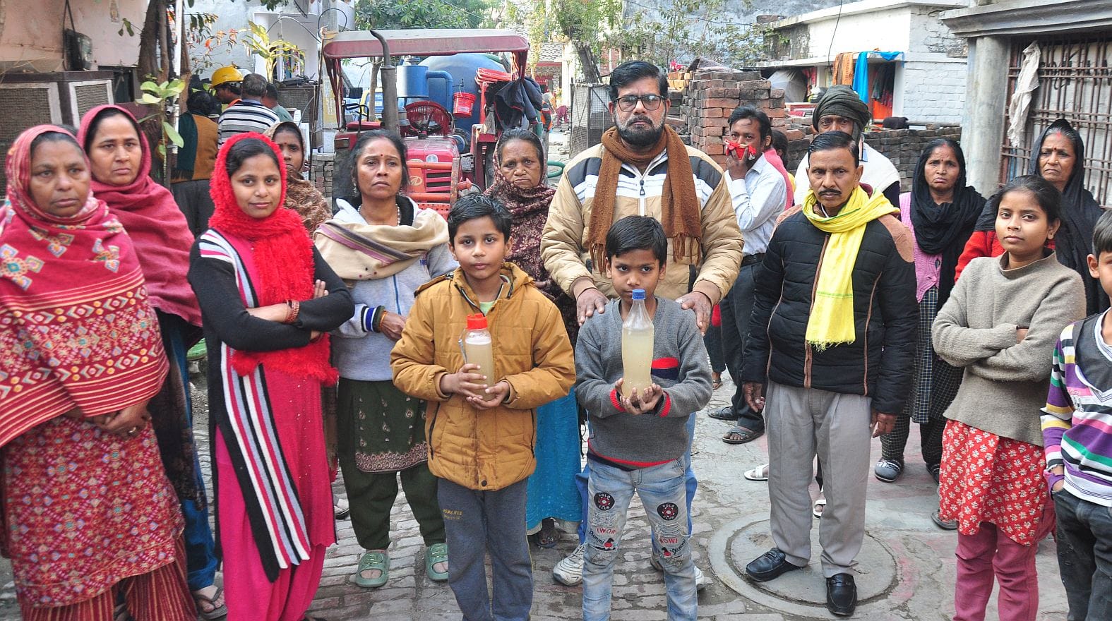 प्रदर्शन करते लोग और सफाई के लिए पहुंची जलकल टीम। प्रदर्शन करते लोग और सफाई के लिए पहुंची जलकल टीम।