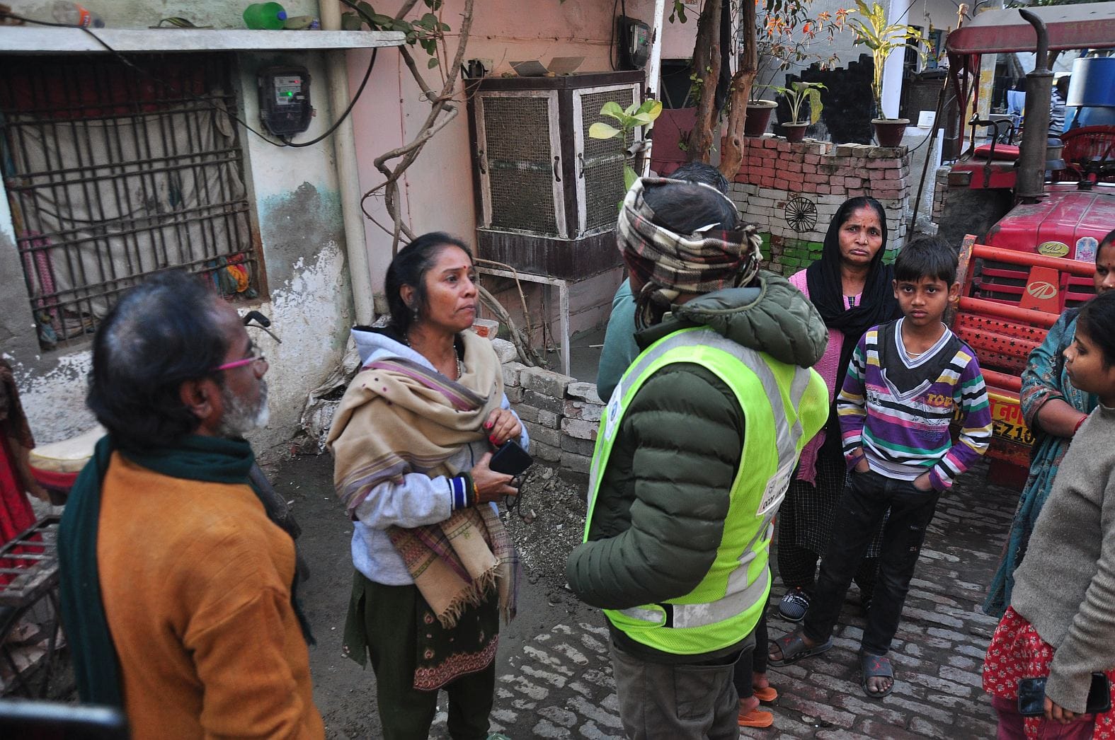 प्रदर्शन करते लोग और सफाई के लिए पहुंची जलकल टीम। प्रदर्शन करते लोग और सफाई के लिए पहुंची जलकल टीम।