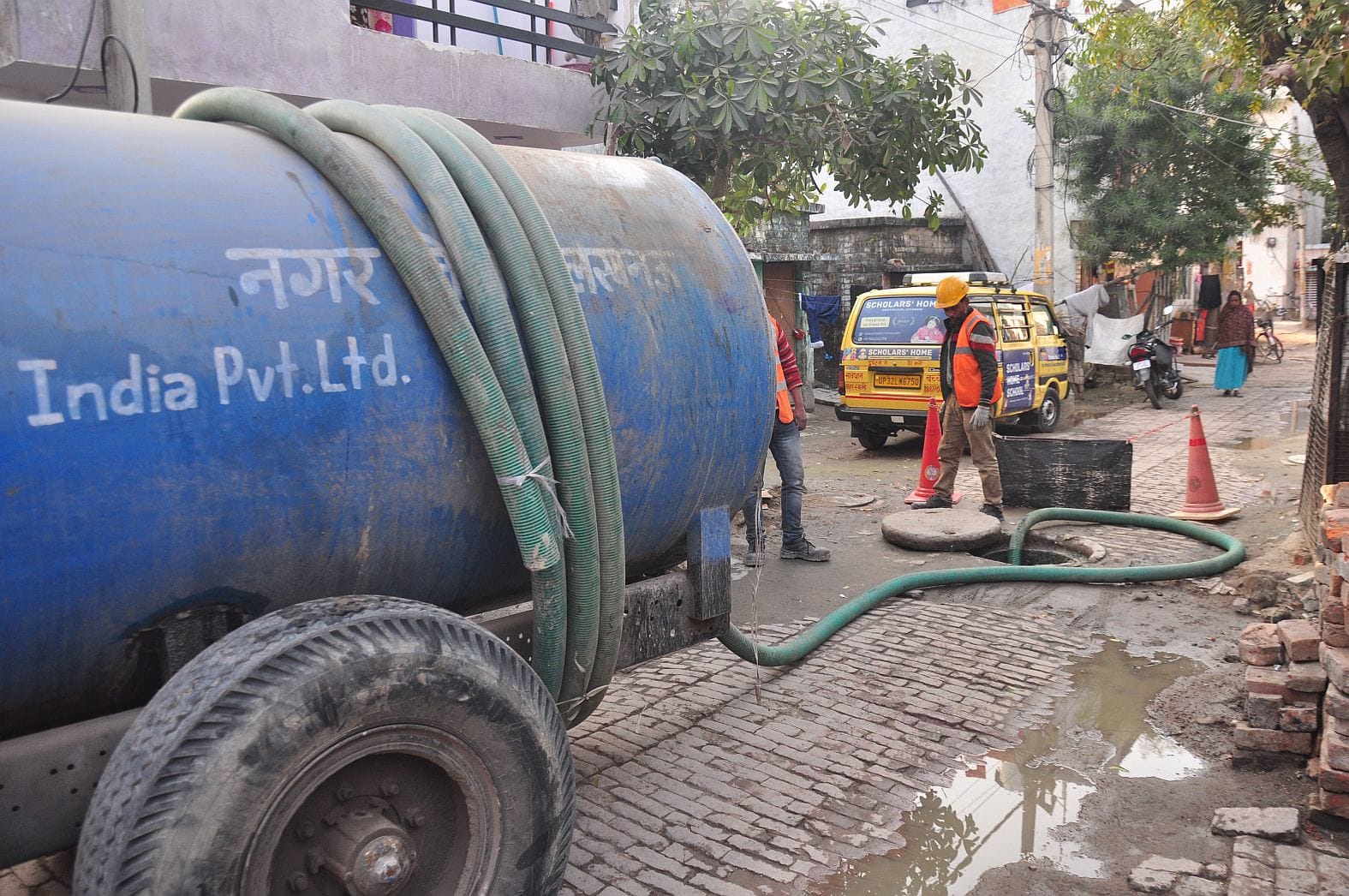 प्रदर्शन करते लोग और सफाई के लिए पहुंची जलकल टीम। प्रदर्शन करते लोग और सफाई के लिए पहुंची जलकल टीम।