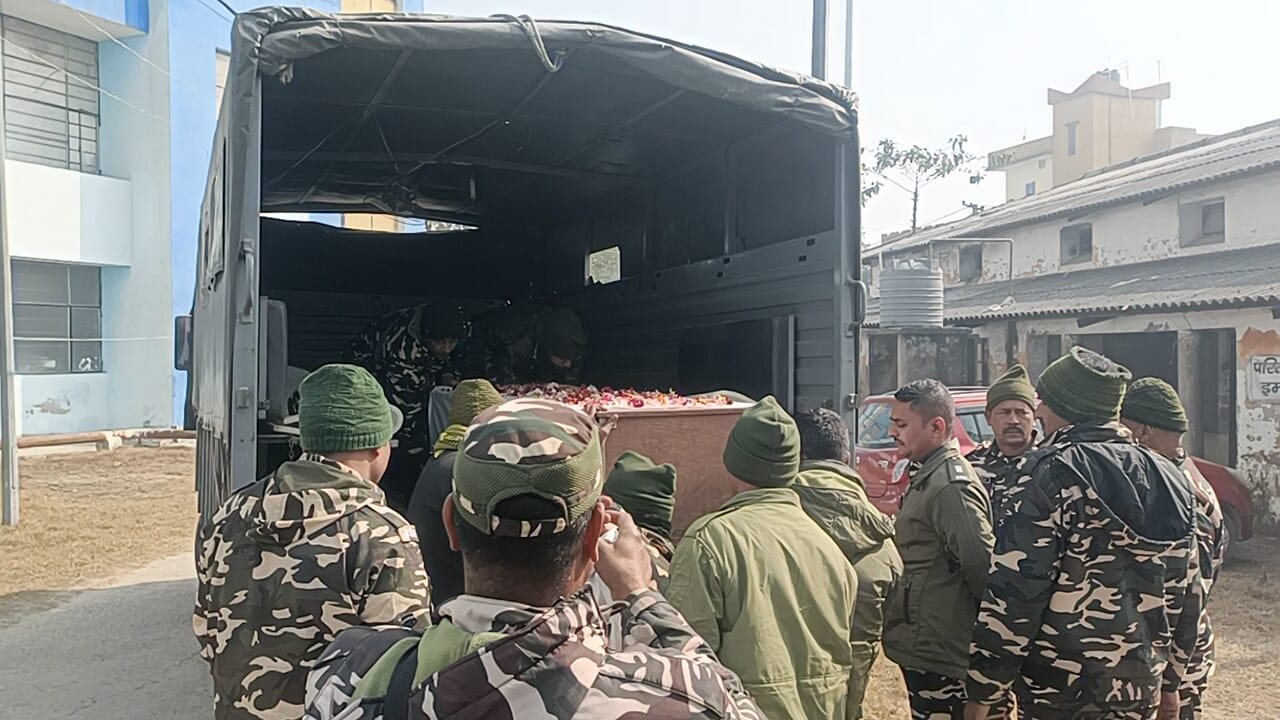 पोस्टमार्टम के उपरांत शव ले जाते एसएसबी जवान।