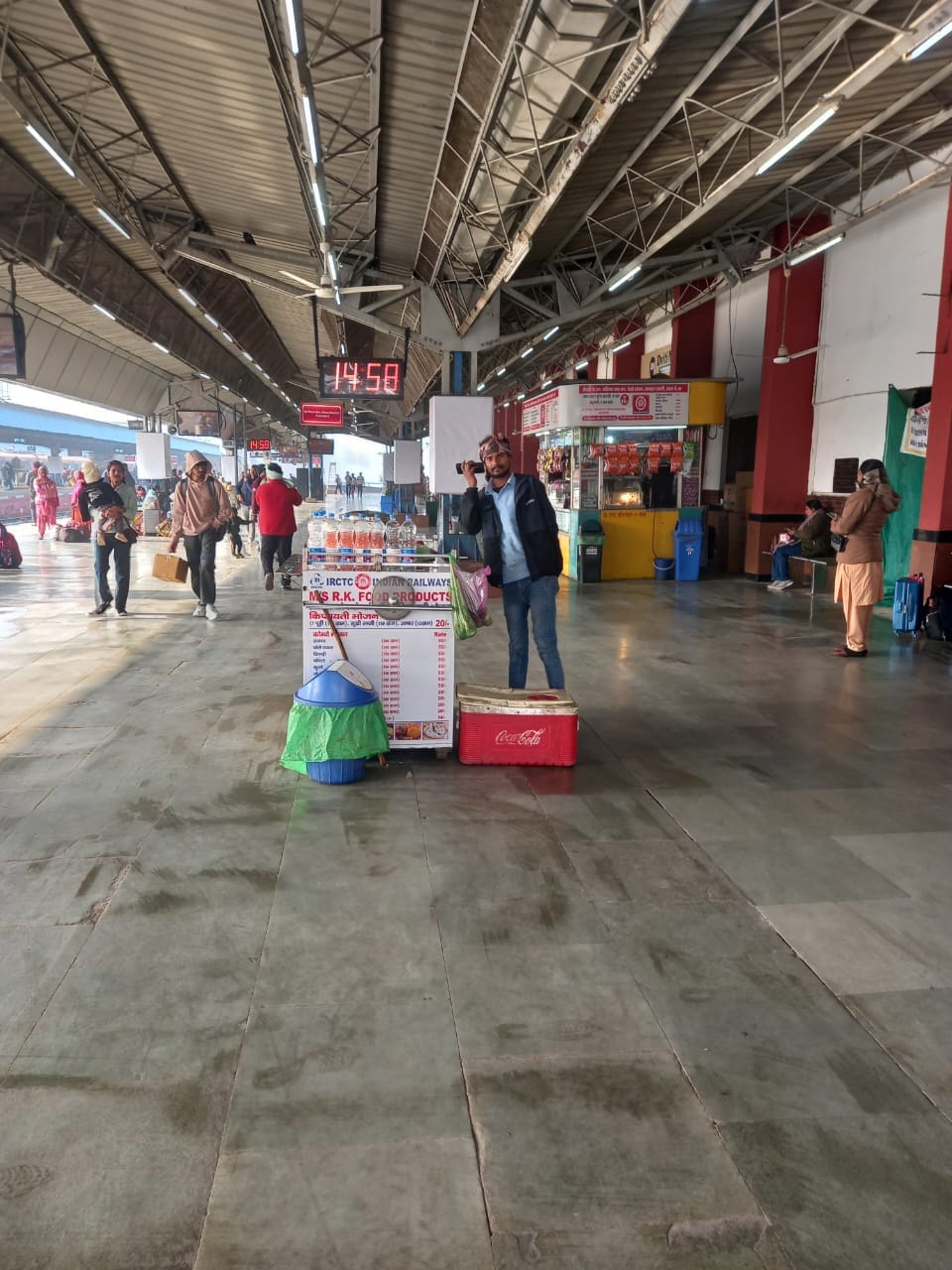 रेलवे स्टेशन पर काम करने वाले वेंडर के नए पहचान पत्र में दर्ज शिकायत नंबर। संवाद