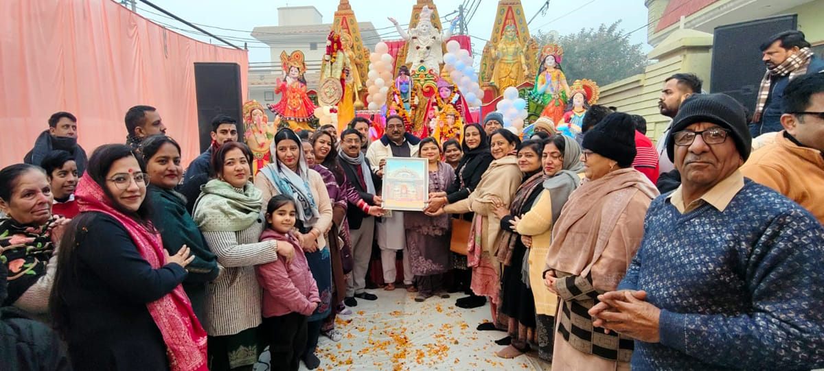 शाहाबाद। महिला संकीर्तन मंडल की सदस्यों को सम्मानित करते मंदिर सभा के सदस्य। विज्ञप्ति शाहाबाद। महिला संकीर्तन मंडल की सदस्यों को सम्मानित करते मंदिर सभा के सदस्य। विज्ञप्ति