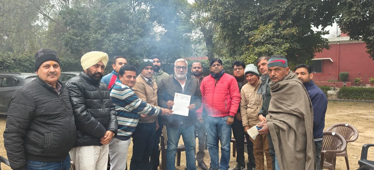 शहर के राजकीय प्राथमिक शिक्षक संघ अंबाला की जिला इकाई के सदस्यों ने शहर विधायक निर्मल सिंह को म शहर के राजकीय प्राथमिक शिक्षक संघ अंबाला की जिला इकाई के सदस्यों ने शहर विधायक निर्मल सिंह को म