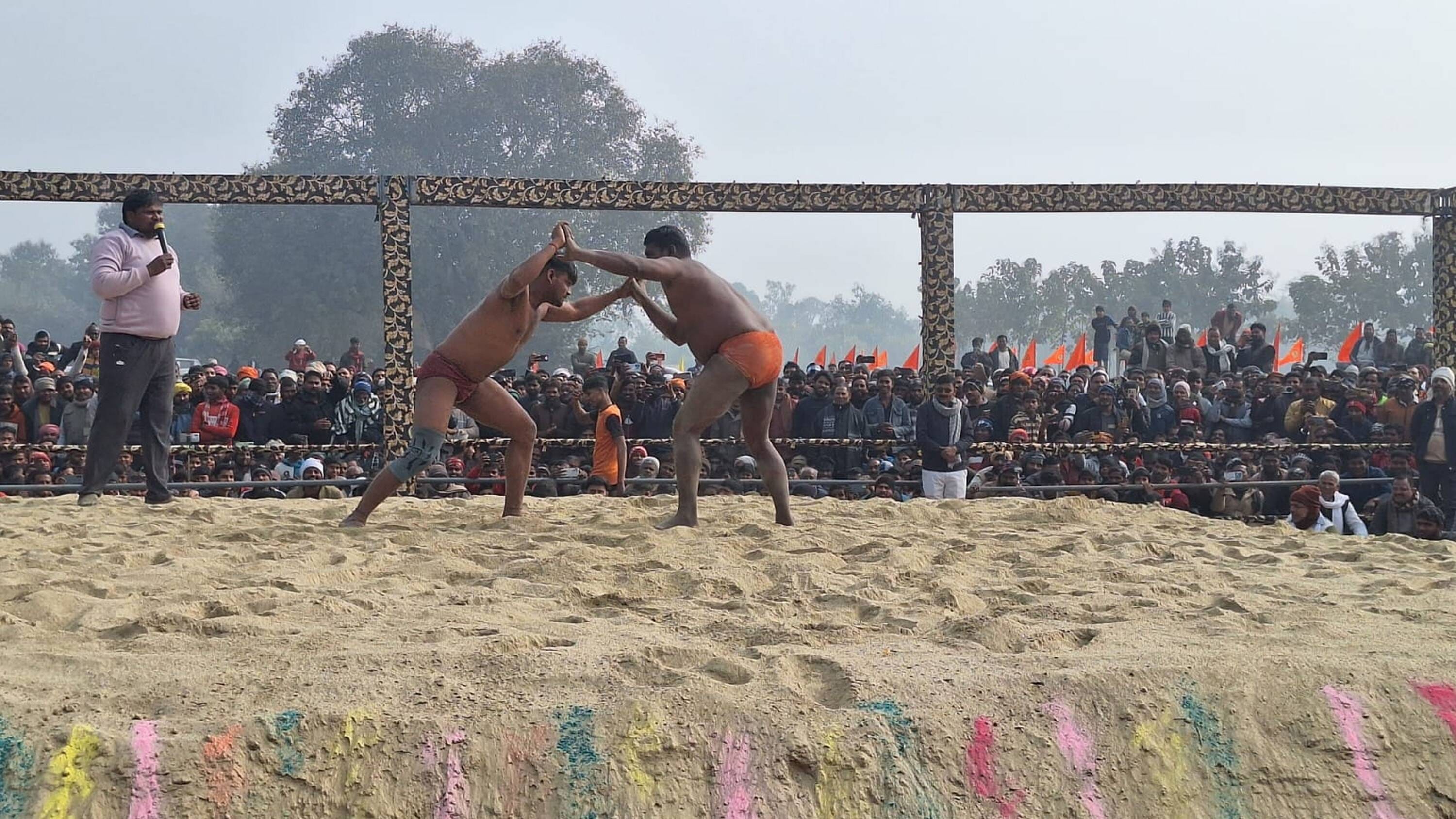 शहर के विवेकनगर में पाइप लाइन की लीकेज ठीक करने के लिए खोदा गड्ढा। स्रोत-नगर पालिका