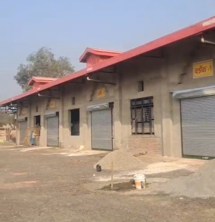 त्रिलोकपुर में बन रहे भंडारा स्थल भवन का भीतर का भाग। संवाद